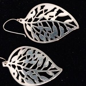 Silver And Sage Sterling silver leaf dangle earrings EUC